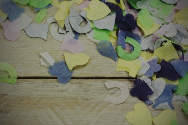 Ahşap bir zemin üzerine konfeti