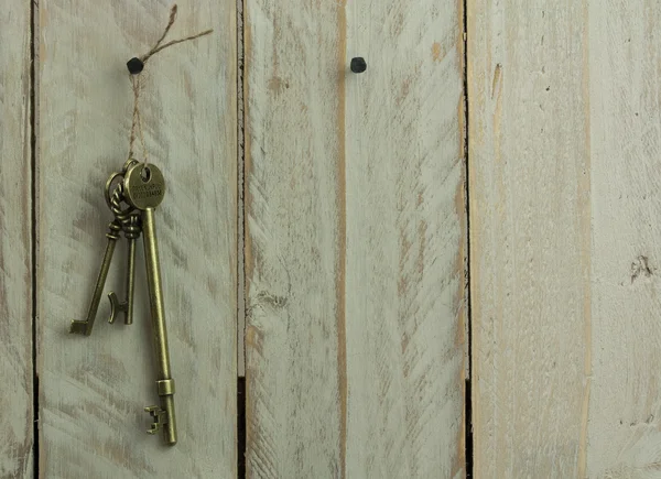 Αντίκες κλειδιά σε ξύλινα φόντο — Φωτογραφία Αρχείου