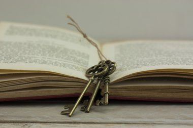 Antika ahşap arka plan üzerinde kitap tuşlarıyla