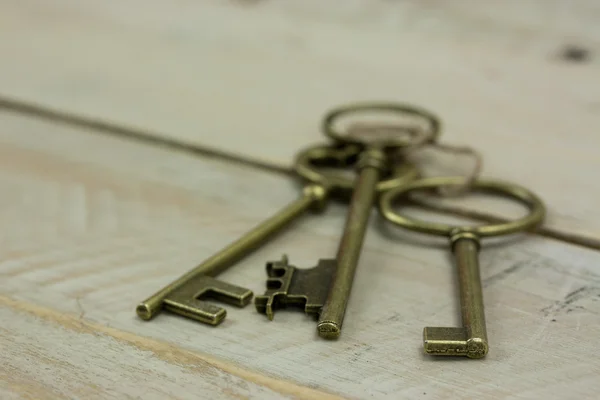 Oude toetsen op een rustieke achtergrond — Stockfoto