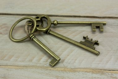 Rustik bir arka plan üzerinde eski anahtarları