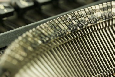 Eski bir tür yazar Tuşlarını çekiç