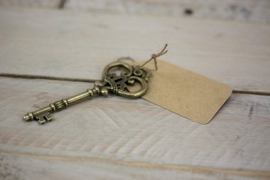 Rustik bir arka plan üzerinde eski anahtarları