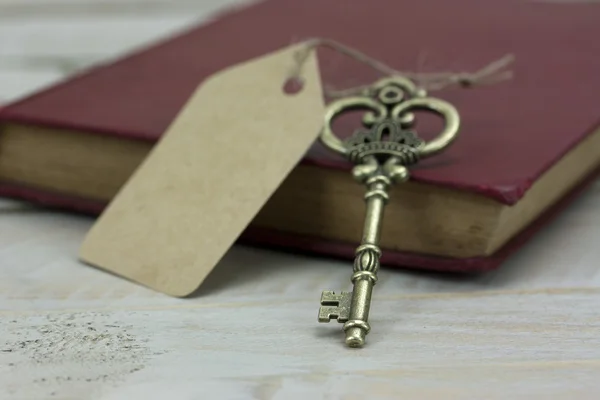 Old keys and book on a rustic background — Stock Photo, Image