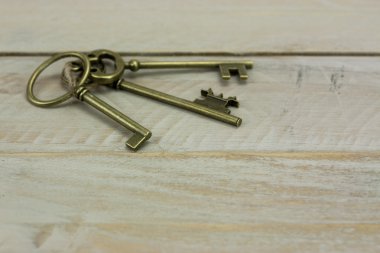 Rustik bir arka plan üzerinde eski anahtarları