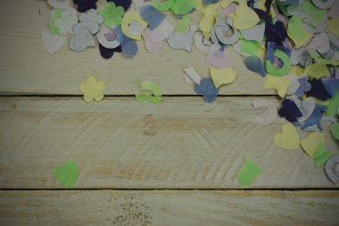 Ahşap bir zemin üzerine konfeti