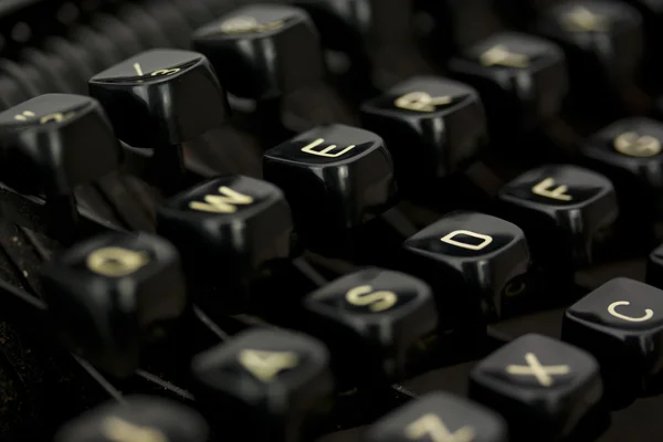 Gros plan des clés lettrées sur une vieille machine à écrire . — Photo