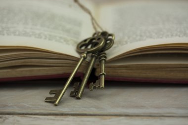 Antika ahşap arka plan üzerinde kitap tuşlarıyla