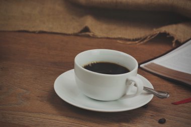 Rustik çerçevede bir kahve fincanı