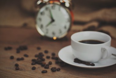 Rustik çerçevede bir kahve fincanı