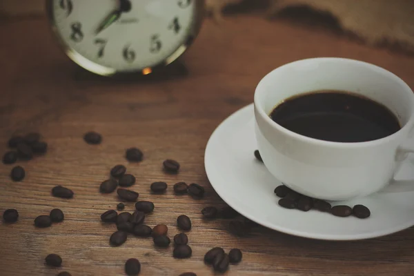 Xícara de café contra um fundo rústico — Fotografia de Stock