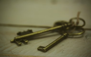 Rustik bir arka plan üzerinde eski anahtarları
