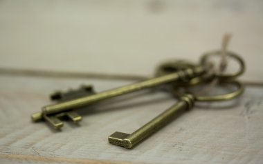 Rustik bir arka plan üzerinde eski anahtarları