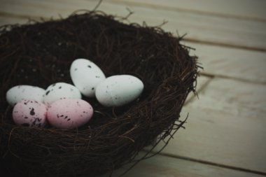 Yuvadaki paskalya yumurtaları