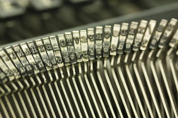 Touches de marteau sur une vieille machine à écrire — Photo