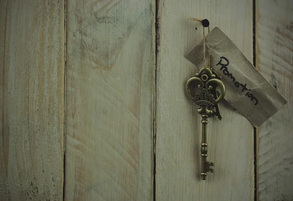 Claves antiguas sobre fondo de madera —  Fotos de Stock