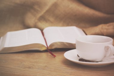 Rustik çerçevede bir kahve fincanı