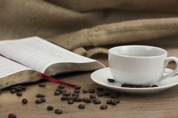 Kaffekopp mot en rustik bakgrund — Stockfoto