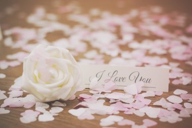 Konfeti şeklinde ezbere çevrili etiketini yerleştirin