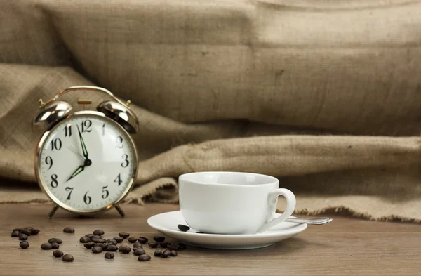 Xícara de café contra um fundo rústico — Fotografia de Stock