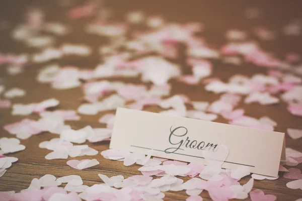 Placera etiketten omges av hjärtformade konfetti — Stockfoto