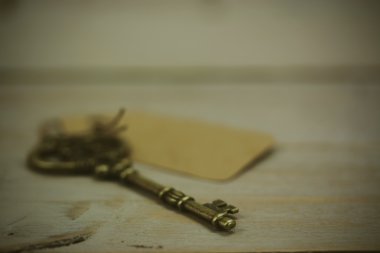 Rustik bir arka plan üzerinde eski anahtarları