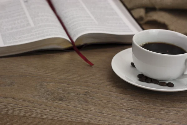 Kaffekopp mot en rustik bakgrund — Stockfoto