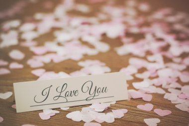 Konfeti şeklinde ezbere çevrili etiketini yerleştirin