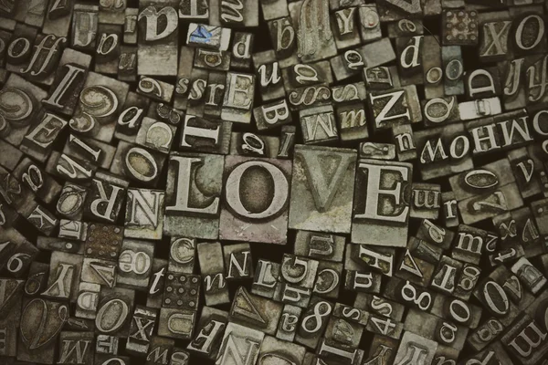 Närbild av monterat märker med ordet kärlek — Stockfoto