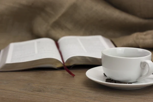 Taza de café sobre un fondo rústico —  Fotos de Stock