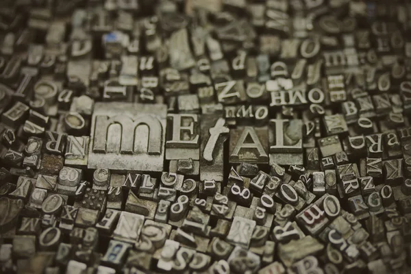 Close up van ✓ letters met het woord Metal — Stockfoto
