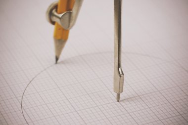 Bir pergelin grafik kağıt üzerinde kapat