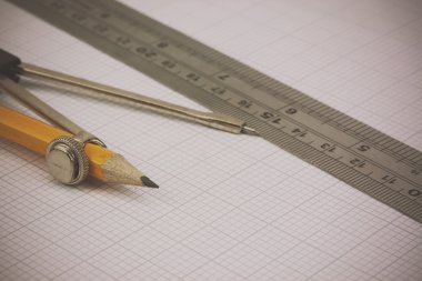 Pusula ve cetvel üzerinde grafik kağıdı