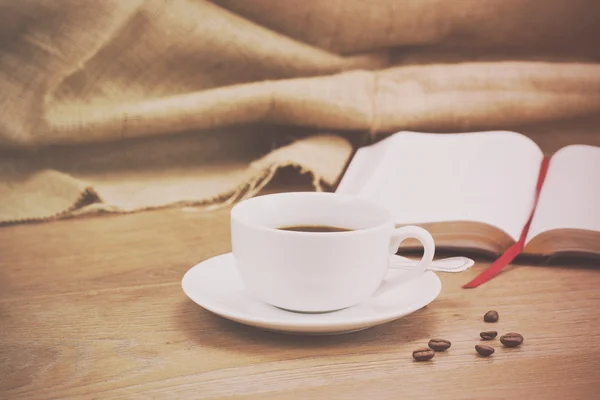 Кофейная чашка на деревенском фоне — стоковое фото