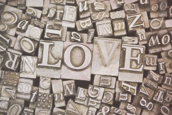 Närbild av monterat märker med ordet kärlek — Stockfoto