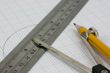 Pusula ve cetvel üzerinde grafik kağıdı