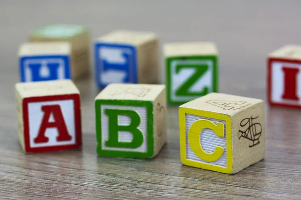 Blocs pour enfants sur un sol en bois — Photo