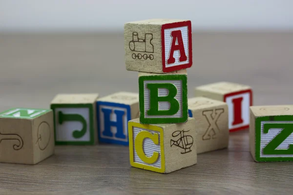 Kinderklötze auf einem Holzboden — Stockfoto