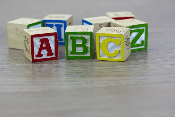 Blocs pour enfants sur un sol en bois — Photo