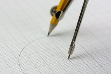 Bir pergelin grafik kağıt üzerinde kapat