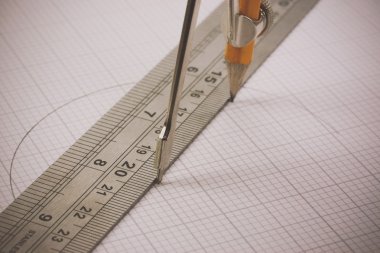 Pusula ve cetvel üzerinde grafik kağıdı