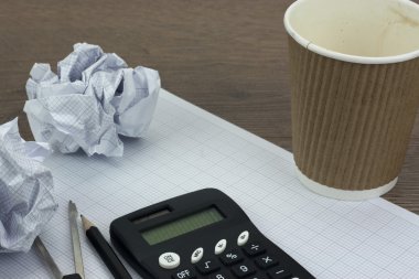 Hesap makinesi ve donanımları ve grafik kağıdına çizim