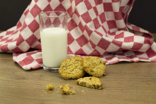 クッキーや素朴な背景にミルク — ストック写真