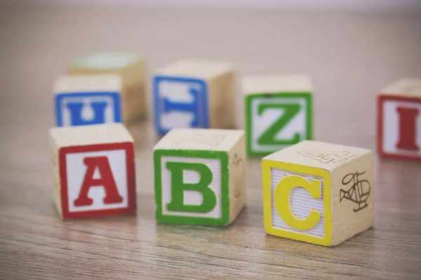 Blocs pour enfants sur un sol en bois — Photo