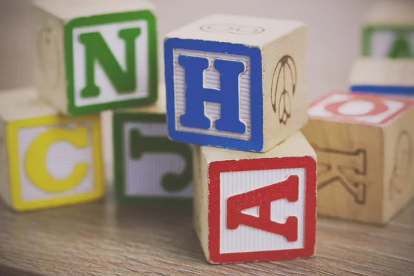 Blocs pour enfants sur un sol en bois — Photo