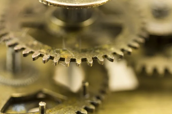 Primer plano de los engranajes dentro de un reloj — Foto de Stock