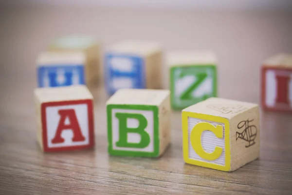 Blocs pour enfants sur un sol en bois — Photo