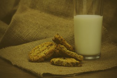 Rustik bir arka plan üzerinde kurabiye