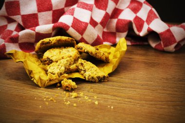 Rustik bir arka plan üzerinde kurabiye