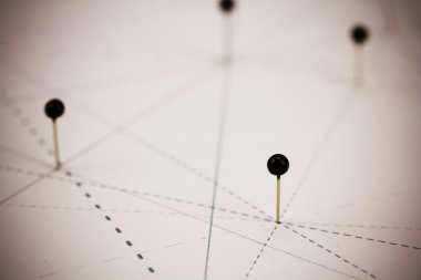 Çizgilerle bağlı kağıt siyah iğne